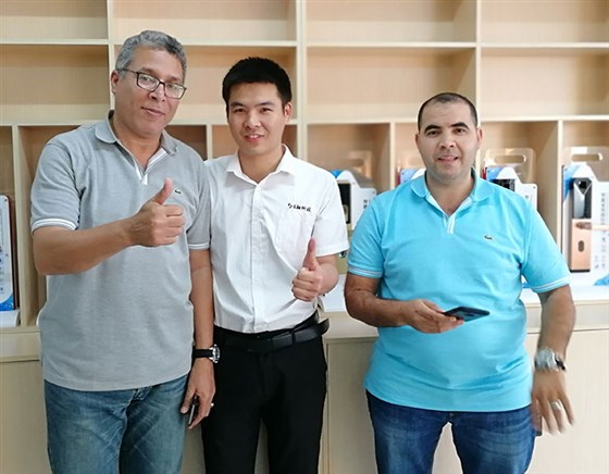 日翔與國外客戶合影